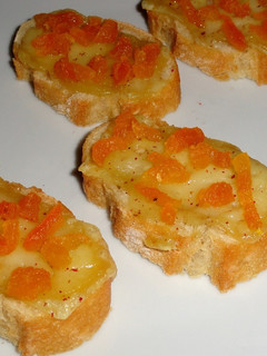 Una foto de Tostas gratinadas de queso Torta del Casar