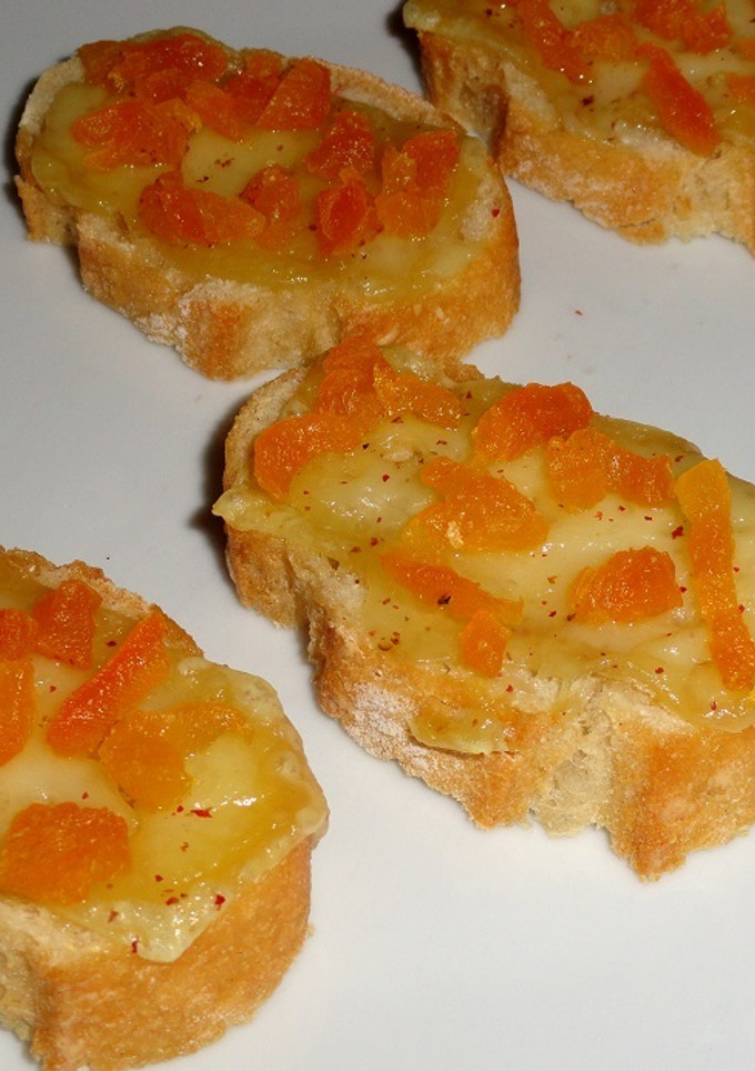 Una foto de Tostas gratinadas de queso Torta del Casar