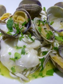 Una foto de Cocochas de bacalao al pil pil con gulas y almejas