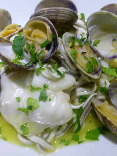 Una foto de Cocochas de bacalao al pil pil con gulas y almejas