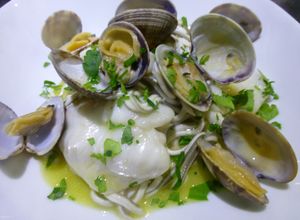 Foto principal de Cocochas de bacalao al pil pil con gulas y almejas