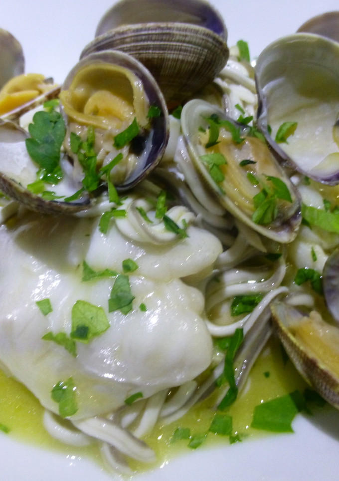 Una foto de Cocochas de bacalao al pil pil con gulas y almejas