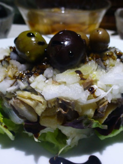 Una foto de Ensalada de chicarro, arenques y atún en escabeche