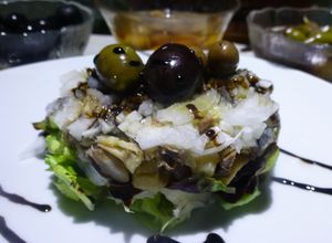 Una foto de Ensalada de chicarro, arenques y atún en escabeche