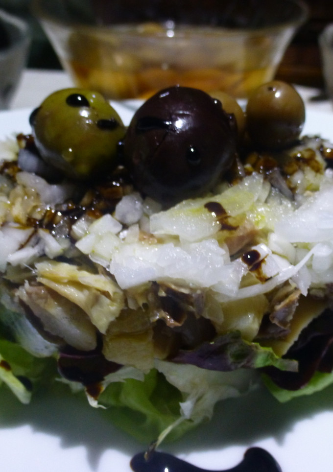 Una foto de Ensalada de chicarro, arenques y atún en escabeche