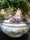 Postre para diabéticos, galleta, queso mascarpone y frutos del bosque