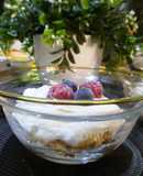 Postre para diabéticos, galleta, queso mascarpone y frutos del bosque