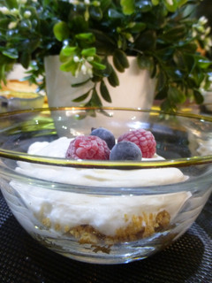 Una foto de Postre para diabéticos, galleta, queso mascarpone y frutos del bosque