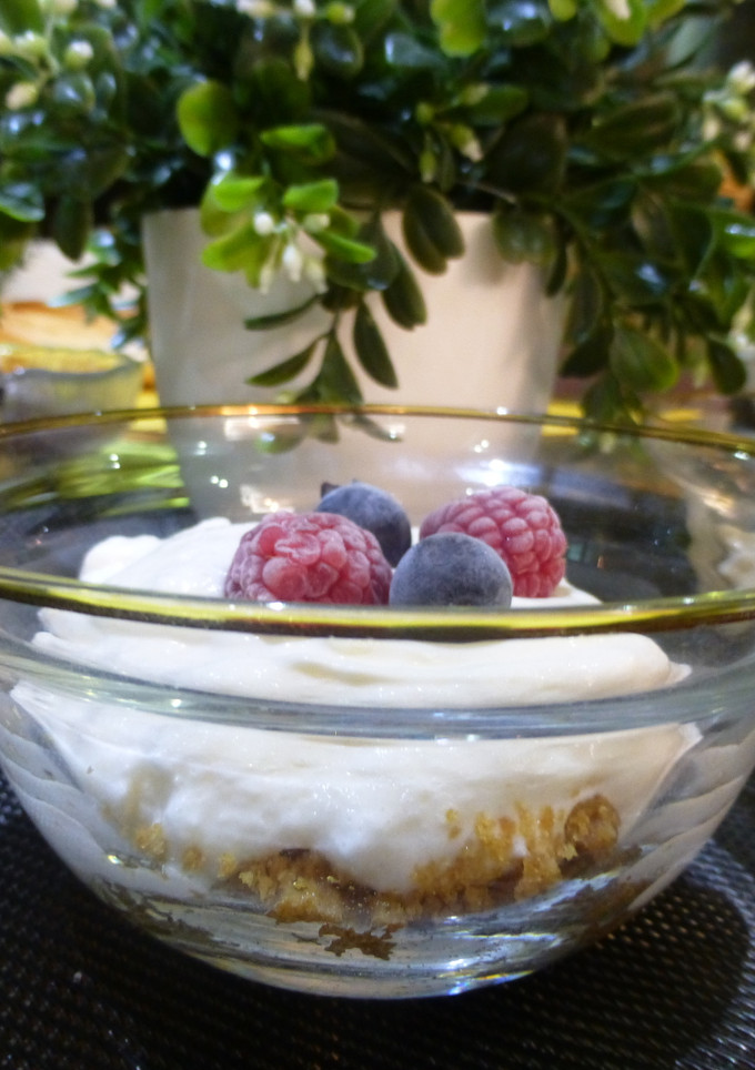 Una foto de Postre para diabéticos, galleta, queso mascarpone y frutos del bosque