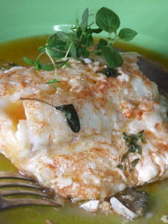 Una foto de Bacalao al horno con hierbas frescas y pimentón de La Vera