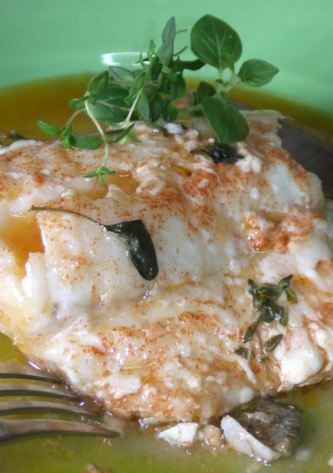Una foto de Bacalao al horno con hierbas frescas y pimentón de La Vera