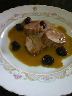 Una foto de Solomillo de cerdo relleno de micuit de oca, piña y salsa de Pedro Ximénez