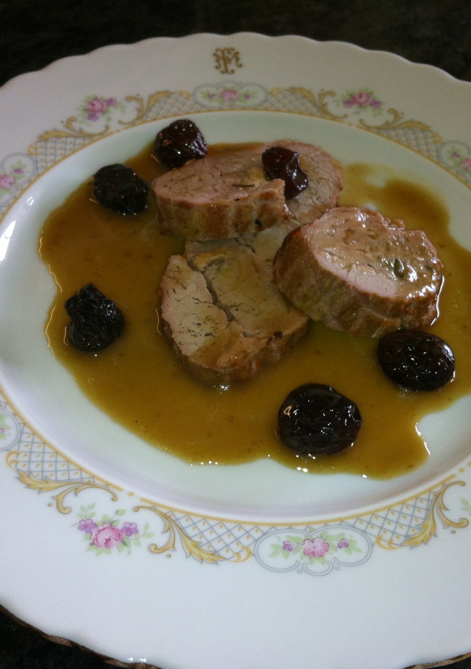 Una foto de Solomillo de cerdo relleno de micuit de oca, piña y salsa de Pedro Ximénez