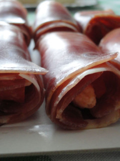 Una foto de Canelón frío de paleta ibérica relleno de pan y tomate