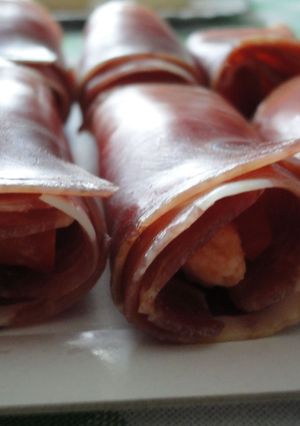 Una foto de Canelón frío de paleta ibérica relleno de pan y tomate