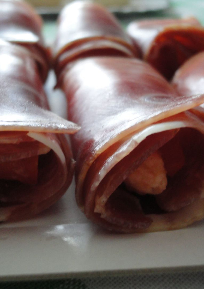 Una foto de Canelón frío de paleta ibérica relleno de pan y tomate