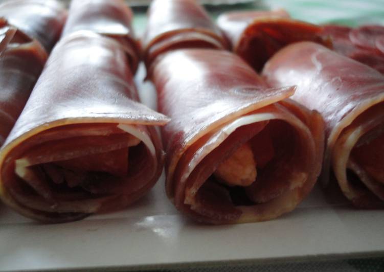 Canelón de paleta ibérica relleno de pan y tomate