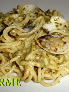 Una foto de Espaguetis al pesto con almejas