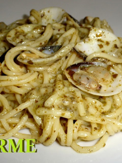 Una foto de Espaguetis al pesto con almejas