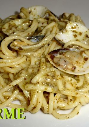 Una foto de Espaguetis al pesto con almejas