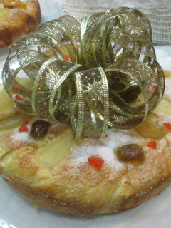 Una foto de Rosca de Reyes Magos con frutas