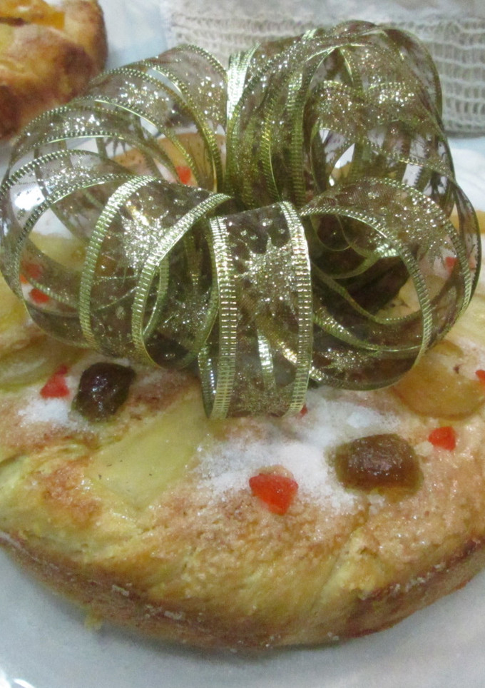 Una foto de Rosca de Reyes Magos con frutas