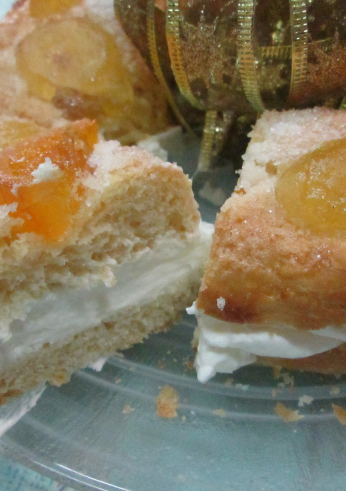 Una foto de Rosca de Reyes rellena de crema chantillí
