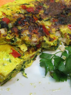 Una foto de Tortilla con huevos caseros de perejil y pavo