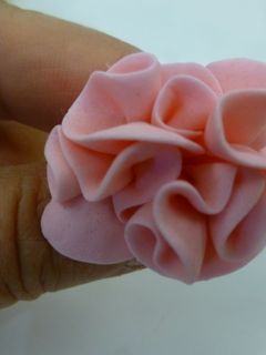 Una foto de Hacer flores de fondant para tartas