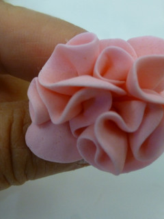 Una foto de Hacer flores de fondant para tartas