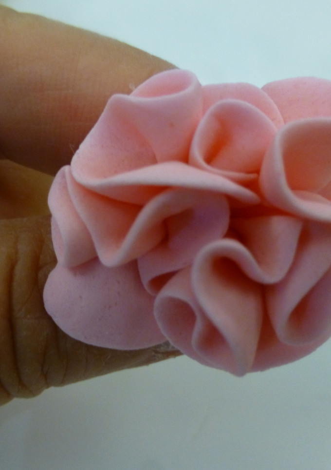 Una foto de Hacer flores de fondant para tartas