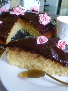 Una foto de Tarta de nueces, chocolate y claveles de azúcar
