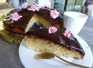 Una foto de Tarta de nueces, chocolate y claveles de azúcar