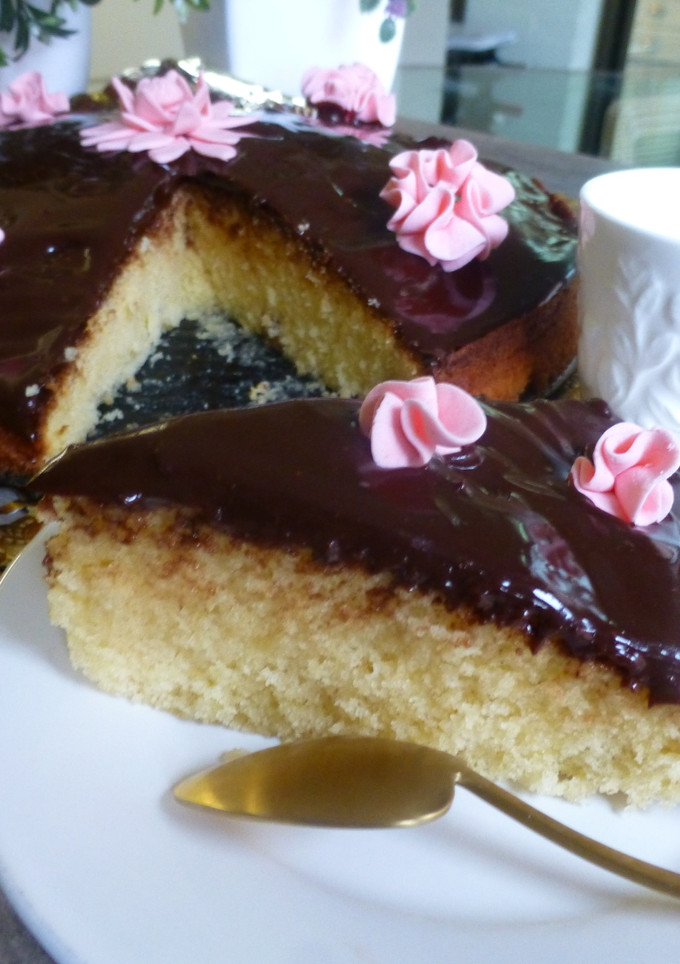 Una foto de Tarta de nueces, chocolate y claveles de azúcar