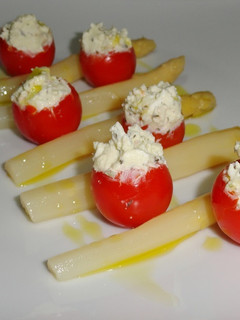Una foto de Ensalada de espárragos y tomatitos cherry rellenos