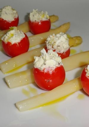 Una foto de Ensalada de espárragos y tomatitos cherry rellenos
