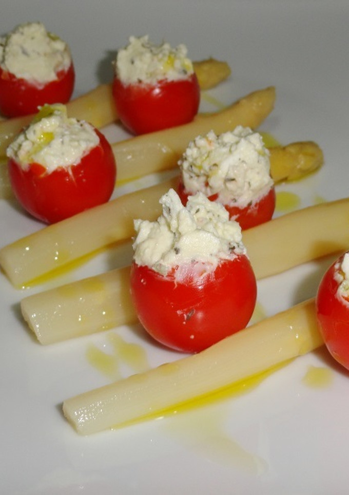 Una foto de Ensalada de espárragos y tomatitos cherry rellenos