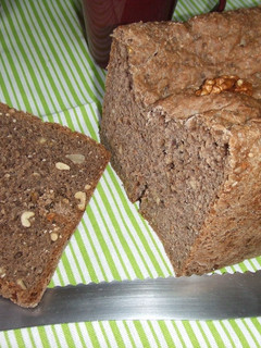Una foto de Pan sencillo de nueces, pistachos y sésamo