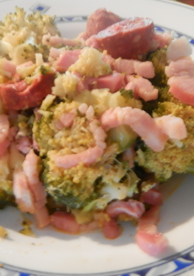 Una foto de Brécol guisado con chorizo y beicon