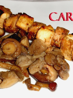 Una foto de Brochetas de conejo y manzana