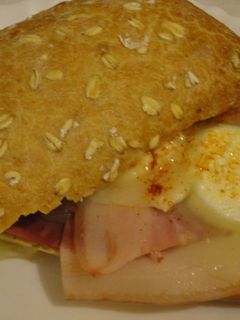 Una foto de Chapatita de queso de cabra con lacón
