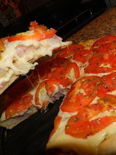 Una foto de Pizza Napolitana rellena con jamón y mozzarella