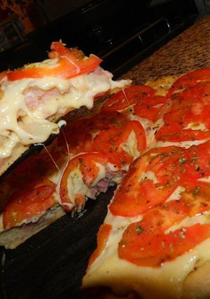 Una foto de Pizza Napolitana rellena con jamón y mozzarella