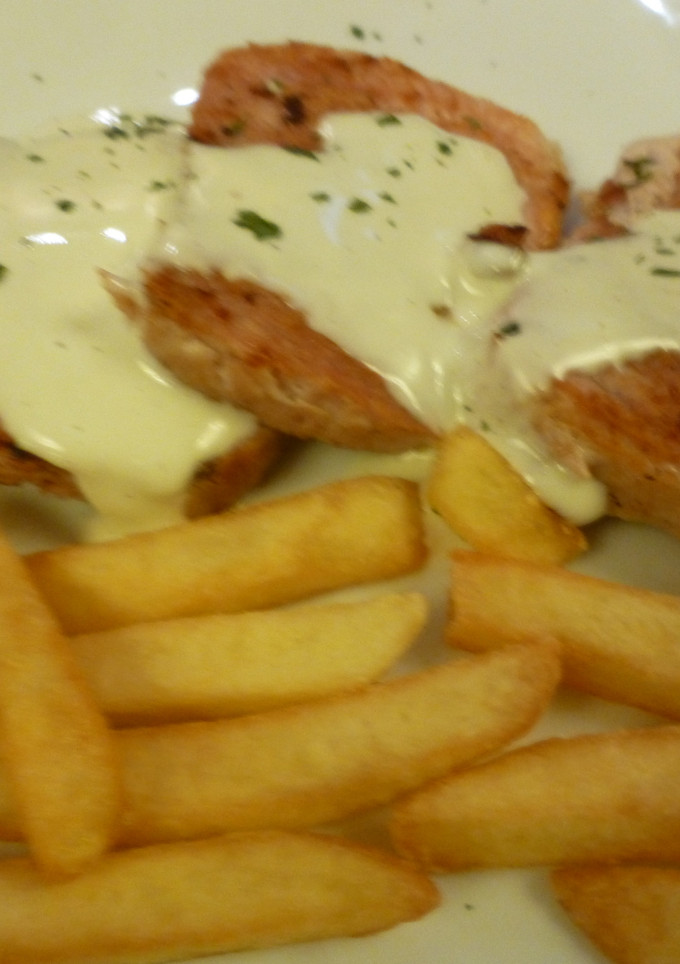 Una foto de Solomillos de cerdo con salsa requesón