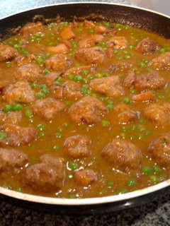 Una foto de Albóndigas guisadas con sepia y guisantes