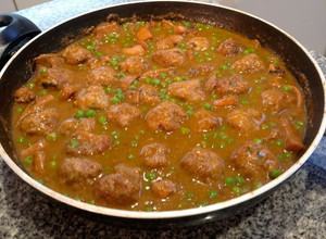 Foto principal de Albóndigas guisadas con sepia y guisantes