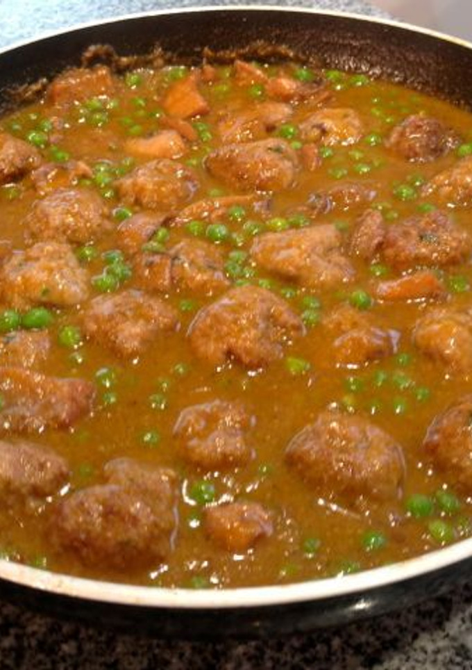 Una foto de Albóndigas guisadas con sepia y guisantes