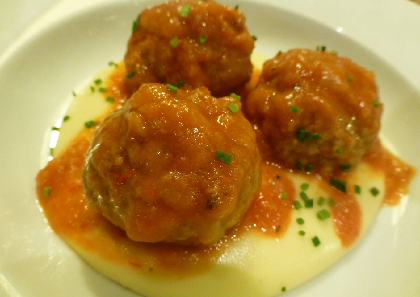 Albóndigas con tomate y puré de patata