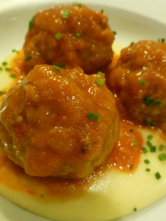 Una foto de Albóndigas con tomate y puré de patata