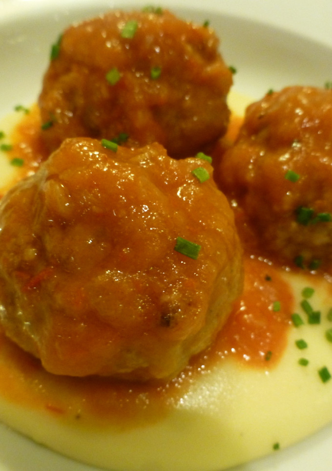 Una foto de Albóndigas con tomate y puré de patata